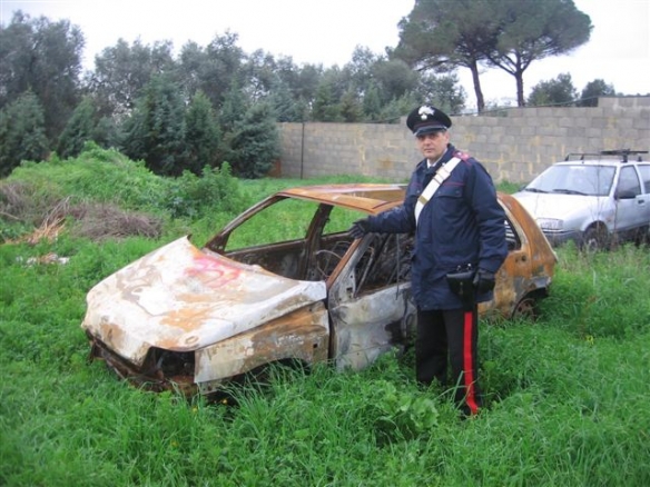 Alezio, lascia l'auto bruciata in campagna.